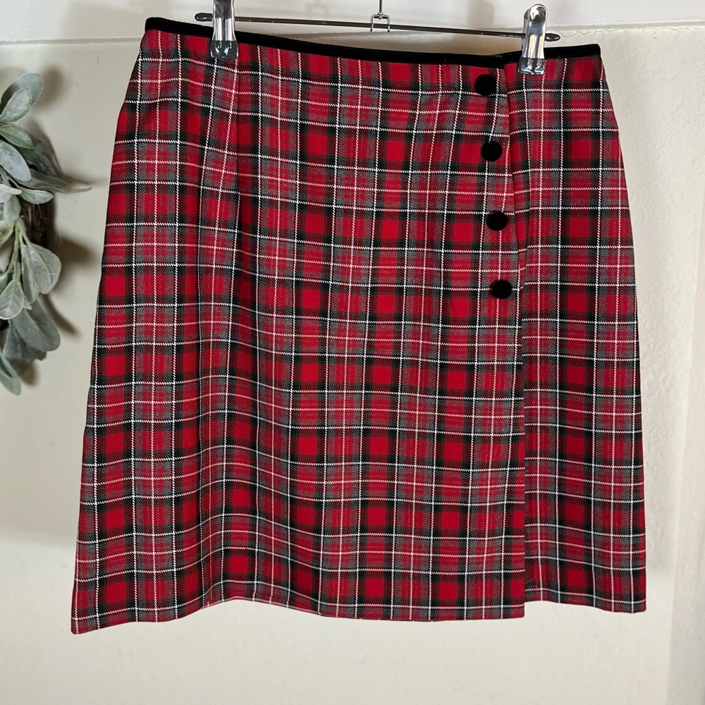 Liz Claiborne Villager Sport Size 12 Red Plaid Tartan Skirt Women’s Velvet Trim